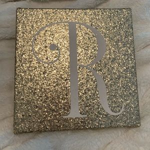 Decorative “R” sign